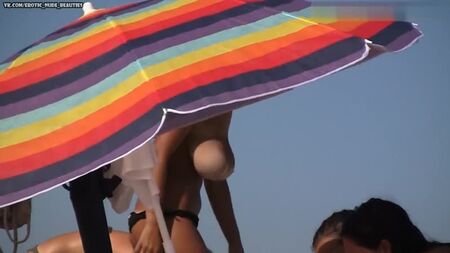 巨乳のトップレスビーチ