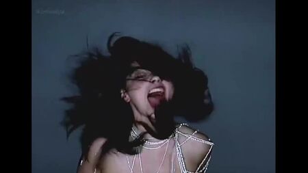ビョーク（Björk）『Nude - Pagan Poetry』（2001年）720p