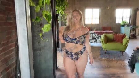 エラナ・ブライアン『Behind The Scenes Fashion Nova Curve』 - 4K