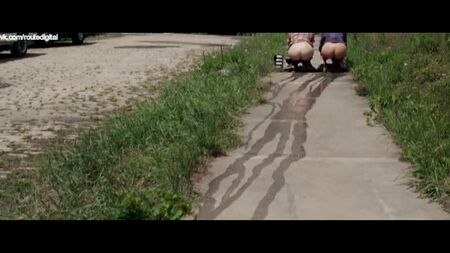 ジューン・ダイアン・ラファエル、ケイシー・ウィルソン ヌード - 『アッス・バックワーズ』（米国 2013年） 720p オンライン視聴