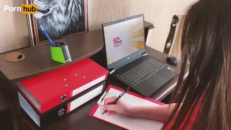 夫が家で待っている間、上司がまた私を犯している