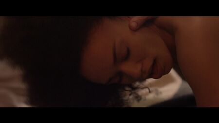 パール・トゥーシほか ヌード - 『Catching Feelings』（2017）HD 1080p オンライン視聴 / パール・トゥーシ - 『Catching Feelings』