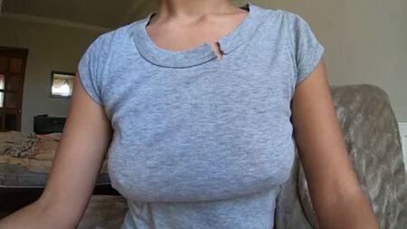男が垂れ下がったおっぱいを舐めている