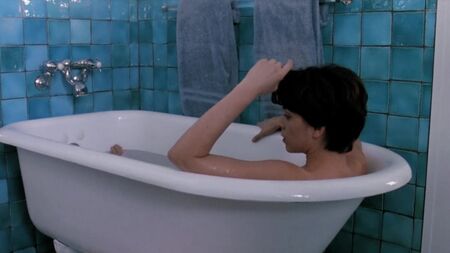 アナベラ・シオラ ヌード - 『ウィスパーズ・イン・ザ・ダーク』（1992年） 1080p