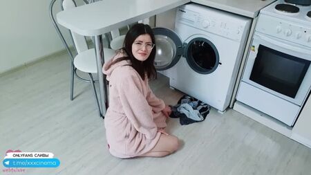 義理の妹は洗濯機に閉じ込められてなんていなかったし、俺が彼女のマンコを犯そうとした時、彼女は俺を捕まえた