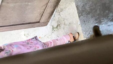 小川で全裸で水浴びをする村の少女の動画をフルで視聴する