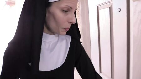 妻と狂った修道女のストッキング姿でのセックス