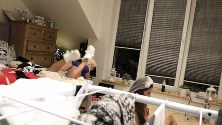 彼らが思いっきり盛り上がっている間、私はそこにいた――盗撮カメラ、ライブ配信