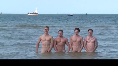 ストレートの男たちがビーチで裸で遊ぶ - b