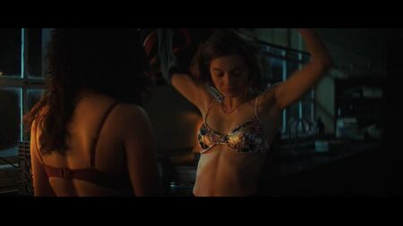 オリビア・スコット・ウェルチ、キアナ・マデイラ、ジュリア・レーヴァルト - 『フィア・ストリート パート1 1994』（2021年） オリビア・ウェルチ、キアナ・マデイラ - 『フィア・ストリート』