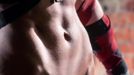 トップレスのフィットネスモデル
