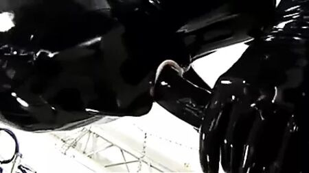 ラテックス製のキャットスーツを着る