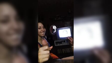若い娘が気持ちよくフェラチオしている