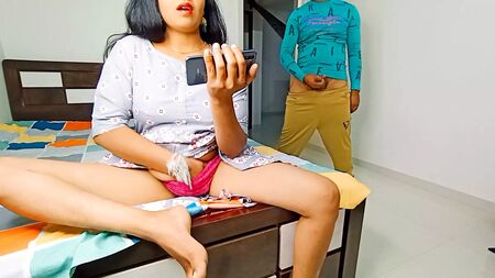 彼女はゆっくりと指をくねらせて私を見つめていた