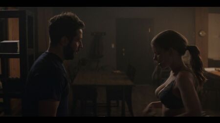 ケイト・マーラ（『A Teacher』シーズン1第9話（2020年）におけるケイト・マーラのラブシーン）