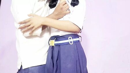 あるインド系の女子大生が彼氏を自宅に招き入れ、彼にマンコを犯させた
