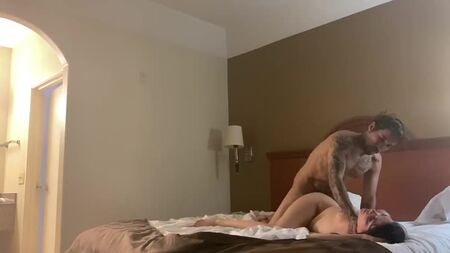 モーテルでTinderで出会った女の子とヤる