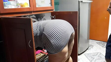 台所で叔母とセックスする