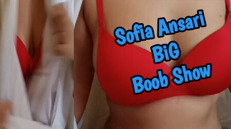 ソフィア・アンサリの巨乳ショー