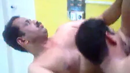 インド人のパパがフェラされる