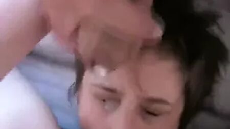 クッククイーンの従順な女性が、舌で愛撫され、精液をかけられる