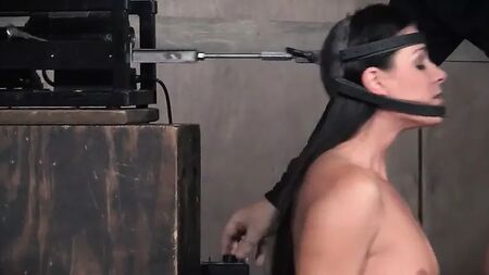 彼女には、チンポを喉の奥まで咥えるしかない
