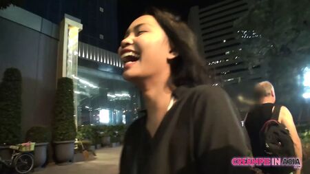 路上でナンパした若くて可愛いタイ人娼婦に中出し
