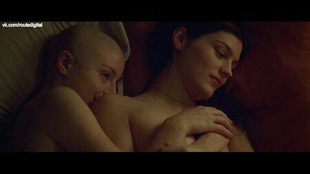 ケイシー・ロール、アンバー・アンダーソン ヌード - 『ホワイト・ライ』（2019）HD 1080p ウェブ配信 / ケイシー・ロール、アンバー・アンダーソン - 『救いの嘘』