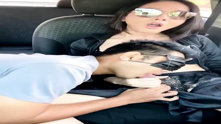 セクシーなレディーボーイが男の口の中に射精