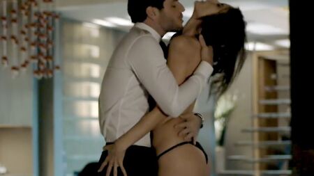 『Verdades Secretas』におけるアレッサンドラ・アンブロジオのヌード・セックスシーン